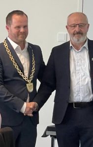 Mehr über den Artikel erfahren Bürgermeister Thomas Rothmayer verabschiedet Bürgermeister a. D. Peter Kloo